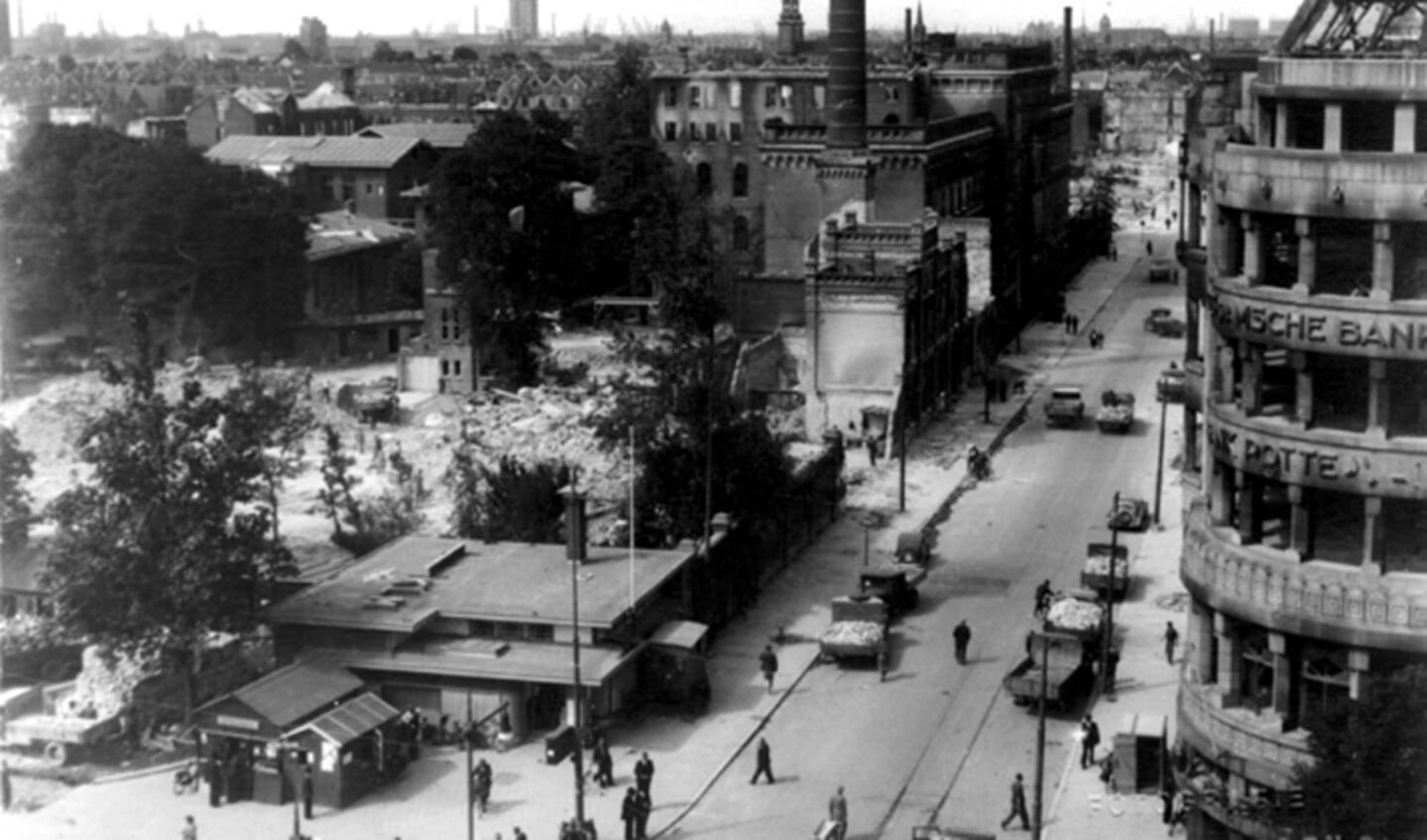 Luchtopname van de Van Oldenbarneveltstraat met het verwoeste gemeente ziekenhuis, huizen en gebouwen als gevolg van het bombardement van 14 mei 1940. Op de voorgrond de Coolsingel ter hoogte van het KLM kantoorgebouwtje en de Amsterdamsche bank, uit het oosten gezien.