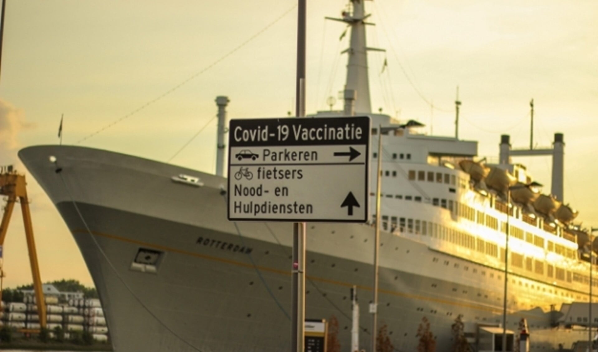 Sinds 1 april is het parkeerterrein van het ss Rotterdam op het 3e Katendrechtse Hoofd ingericht als vaccinatielocatie. 