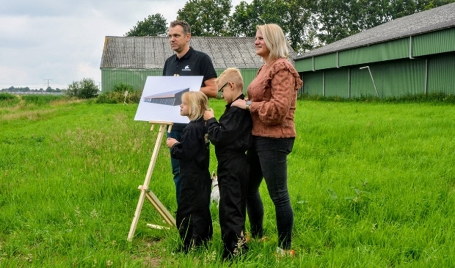 Martijn en Suzanne met hun gezin op het terrein waar hun plan gerealiseerd gaat worden