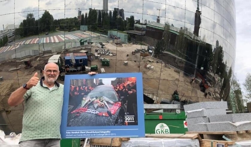 <p>Hendrik met de foto die deel uitmaakte van de tentoonstelling op de nieuwe Coolsingel.</p>
