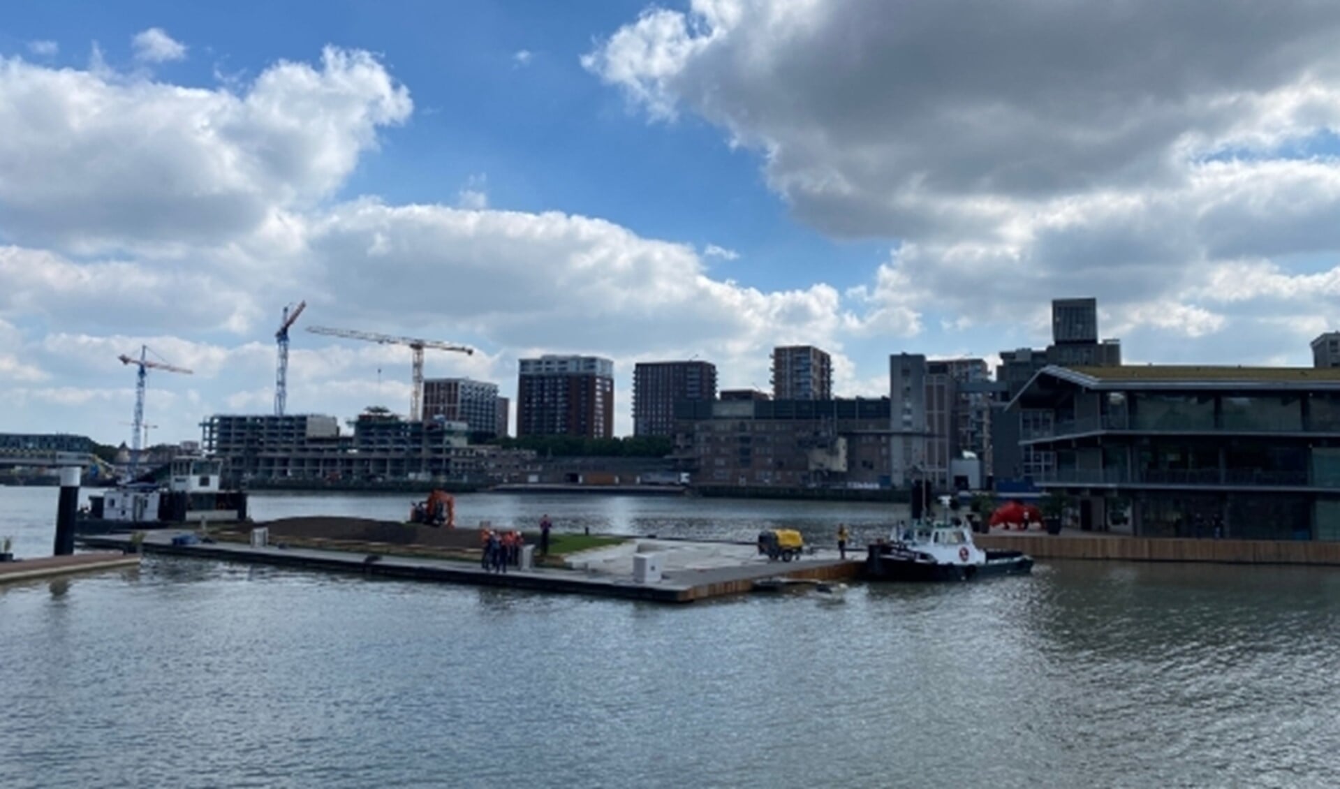 Plaatsing van het eerste ponton van het drijvend stadspark in de Rijnhaven