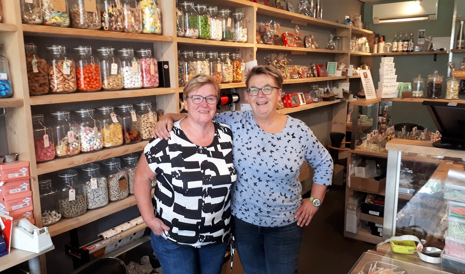 'De Meiden' Nel Bonneveld en Gerda Kootte vieren de verjaardag van hun snoep- en chocoladewinkeltje.