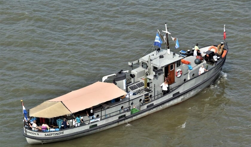 <p>De Saeftinghe vaart door Rotterdam, aan boord mensen die even hun zorgen kunnen vergeten. Foto: Jan van der Wiel</p>