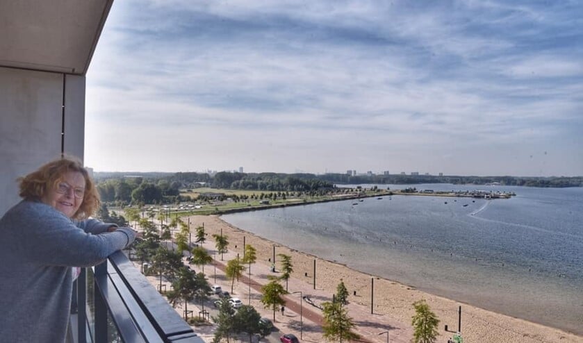 Uitzicht over strand en plas.
