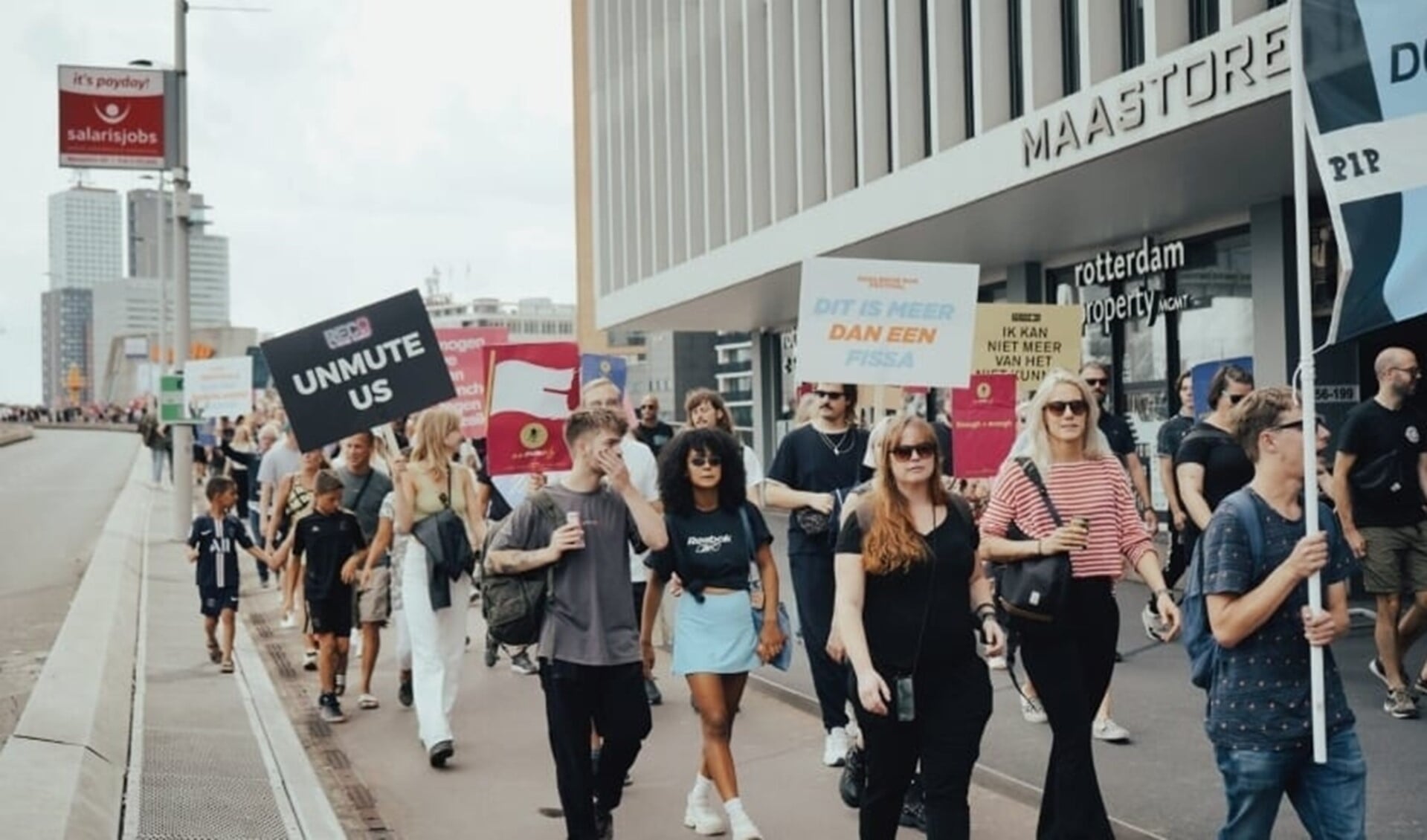 Demonstratie in Rotterdam van de evenementensector. Die sector mag weer een héél klein beetje open, maar wel als bezoekers een coronatoegangsbewijs kunnen tonen.