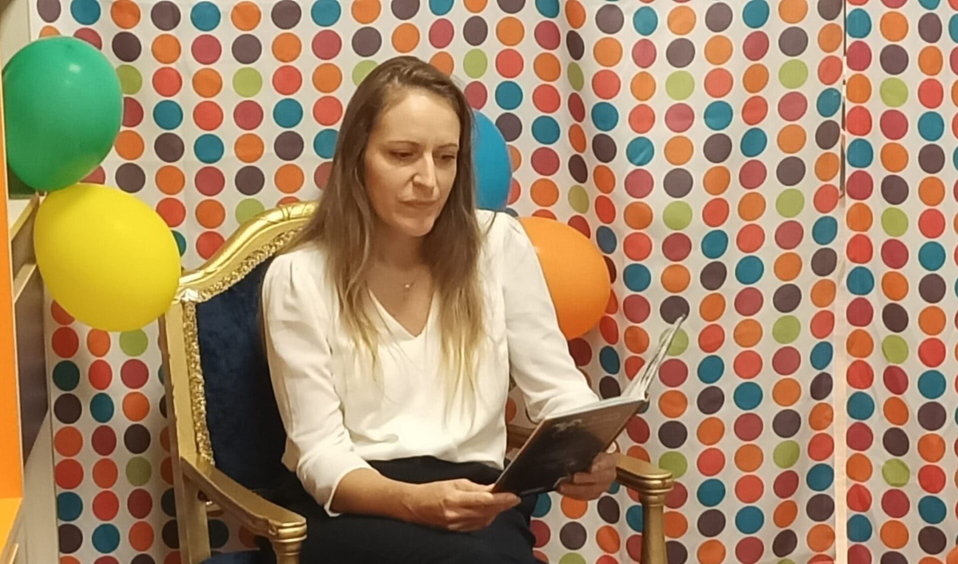 Directrice Renata Jablanovic leest voor in de nieuwe bibliotheek.