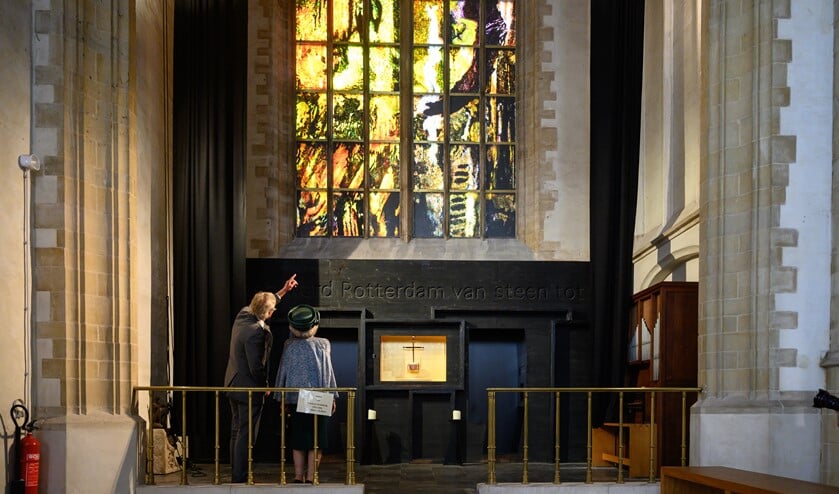 <p>Prinses Beatrix krijgt van Wubbo Tempel (voorzitter stichting Laurenskerk) nadere informatie over en toelichting op het raam 'Vrede & Verzoening' dat in de Rotterdamse Laurenskerk officieel door de prinses werd onthuld. Foto: Aart Sliedrecht</p>