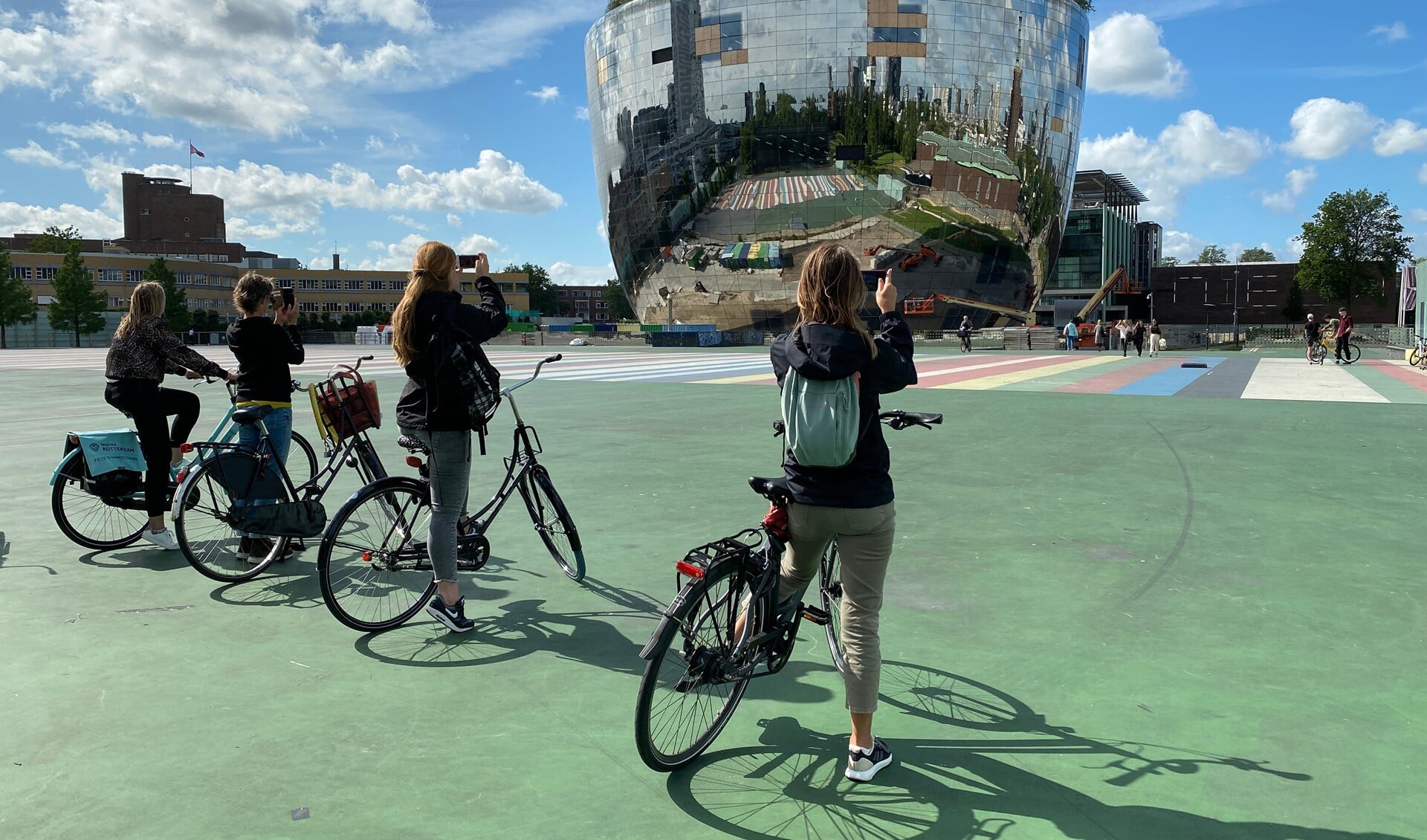 Pak de fiets, huur er één, en ontdek wat Rotterdam en zijn ambitieuze theaterliefhebbers te bieden heeft. Foto: pr