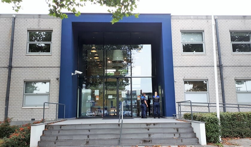 Het politiebureau aan de Middenbaan-Noord zal er op termijn aan moeten geloven. Foto: Joop van der Hor