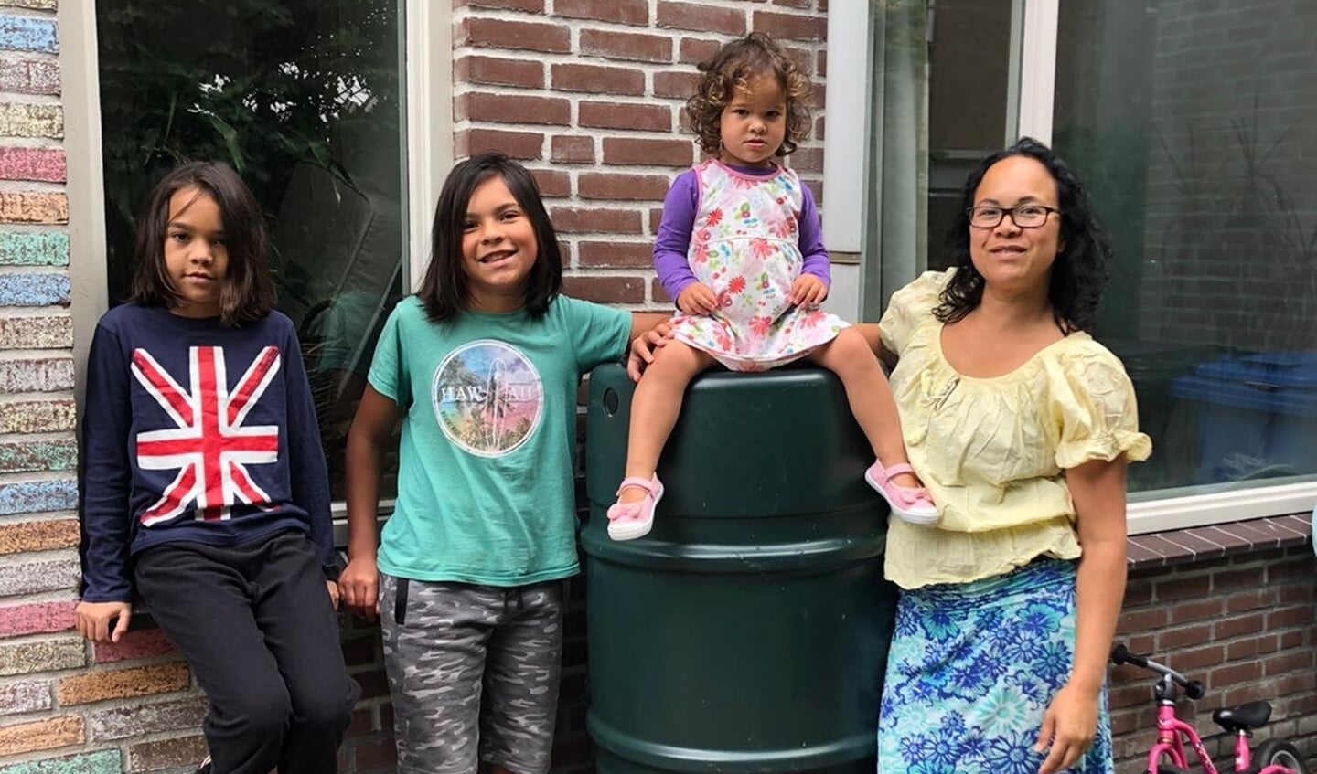 Handig zo'n ton, voor het regenwater én om op te zitten. Foto: pr
