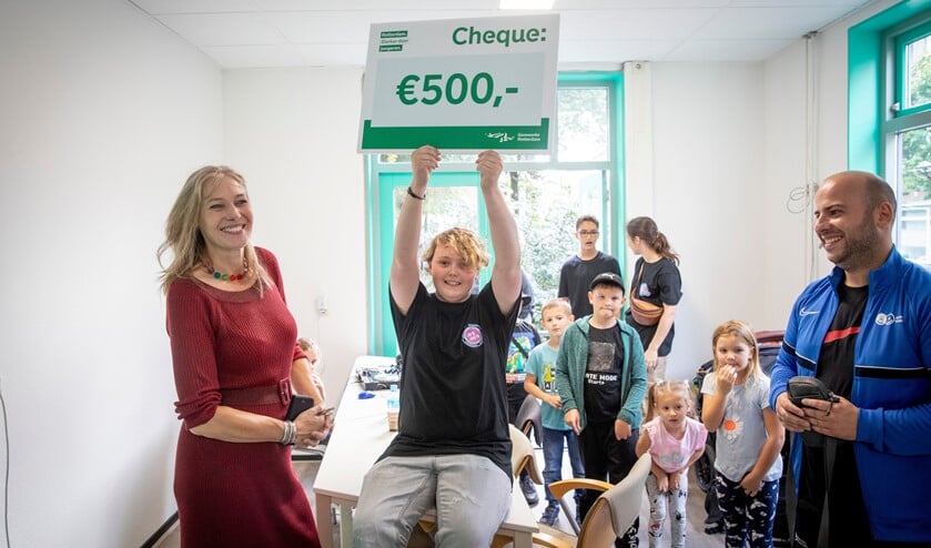 <p>Namens de jongeren in de wijk nam Rinaldo een cheque van 500 euro in ontvangst van wethouder Bokhove.</p>