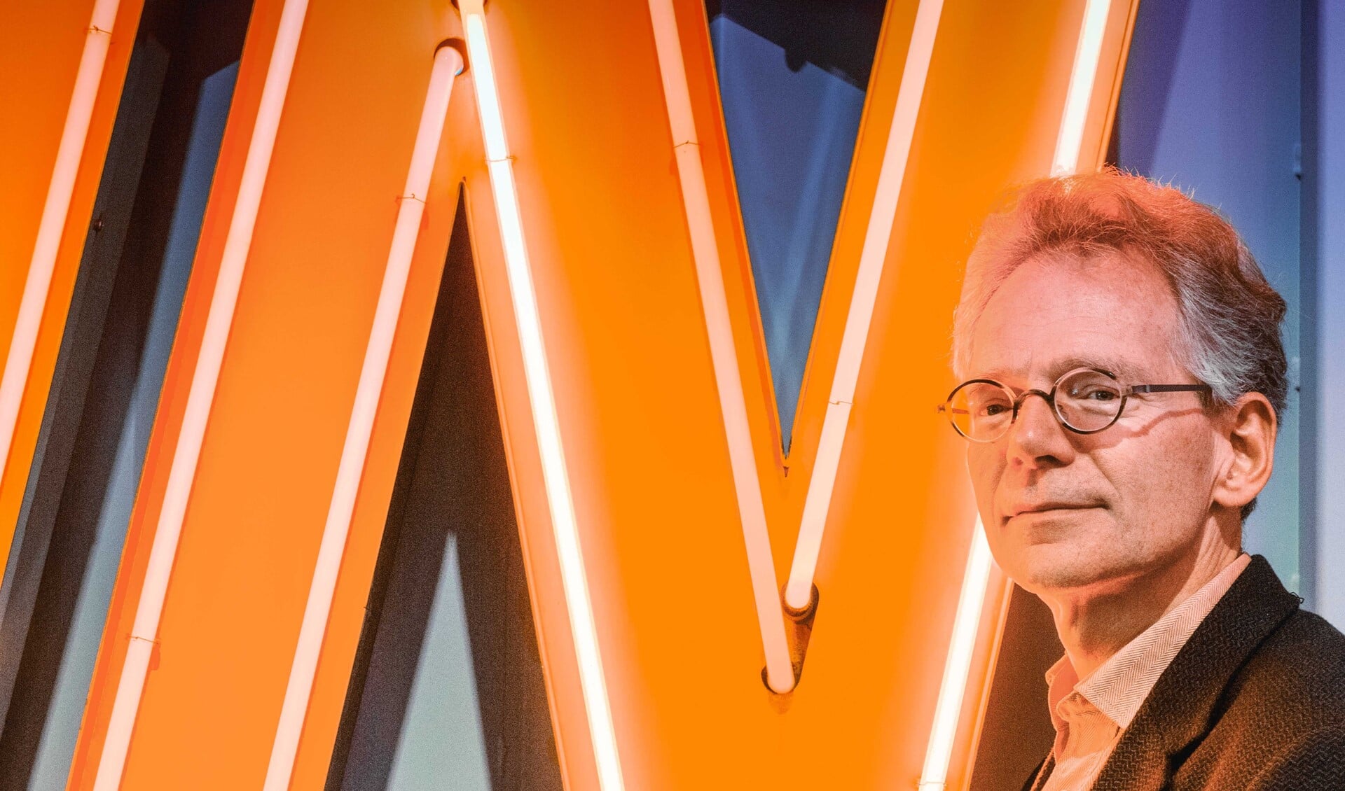 Paul van de Laar is stadshistoricus en inwoner en raakte vergroeid met Rotterdam. Foto: Jaap van Rijn