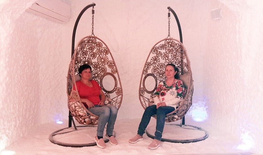 <p>Zsuzsanna (l) en Maria (r) in een van de zoutkamers, geïnspireerd op de oude zoutgrotten. Alle muren zijn bedekt met zout..</p>