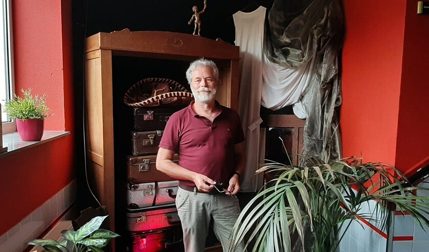 <p>Dick Oskamp bij achtergebleven decorstukken in Theater 't Kapelletje.</p>