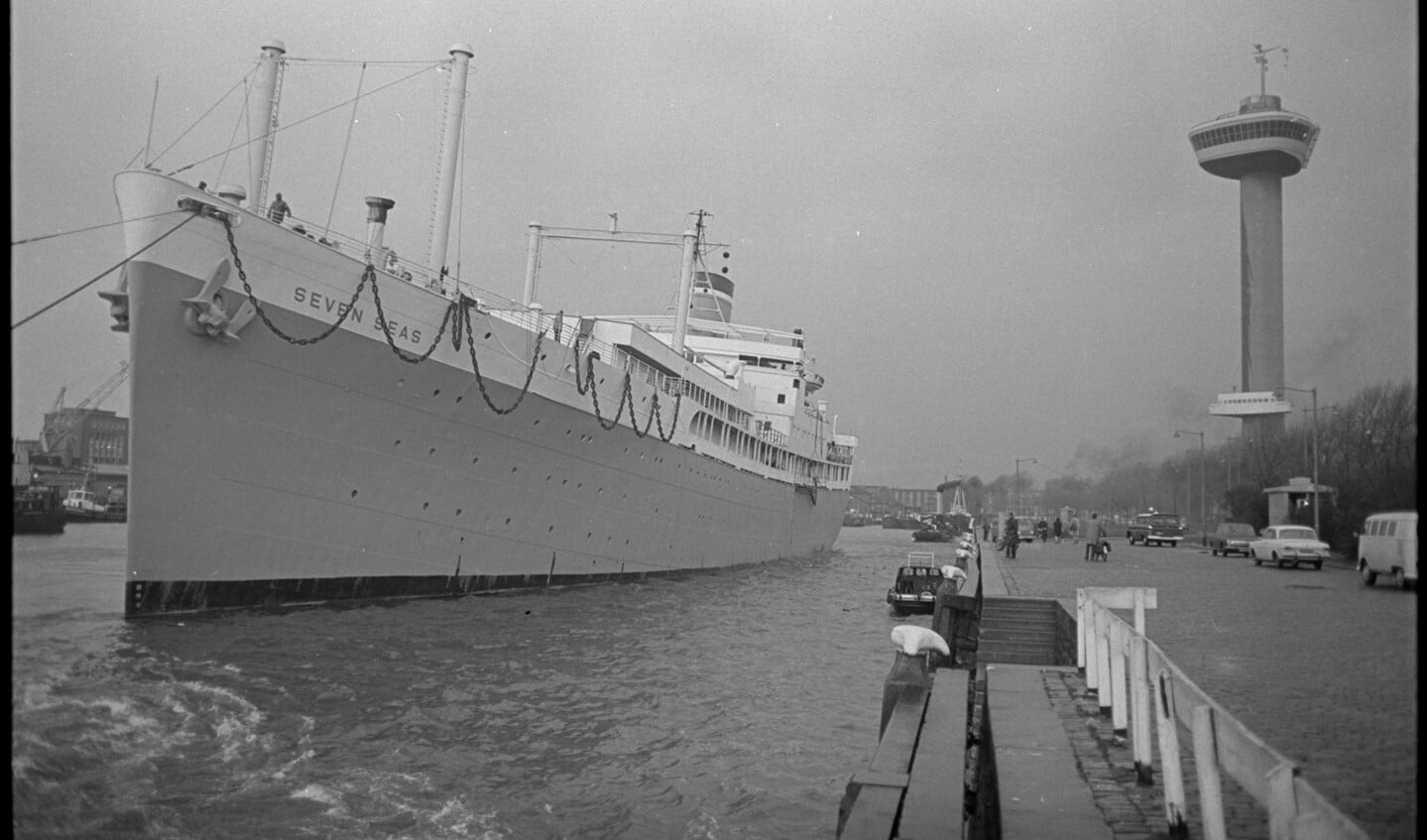 Passagiersschip Seven Seas wordt in de Parkhaven aangemeerd op 16 november 1966. Zo'n 250 studenten komen in de hutten te wonen.(Zwart-wit foto's: Stadsarchief/Collectie Ary Groeneveld)