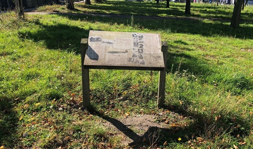 <p>De gedenkplaat op Waalhaven-Zuid: de tekst is nauwelijks meer te lezen en de locatie ziet er onverzorgd uit. Foto: Peter Zoetmulder</p>