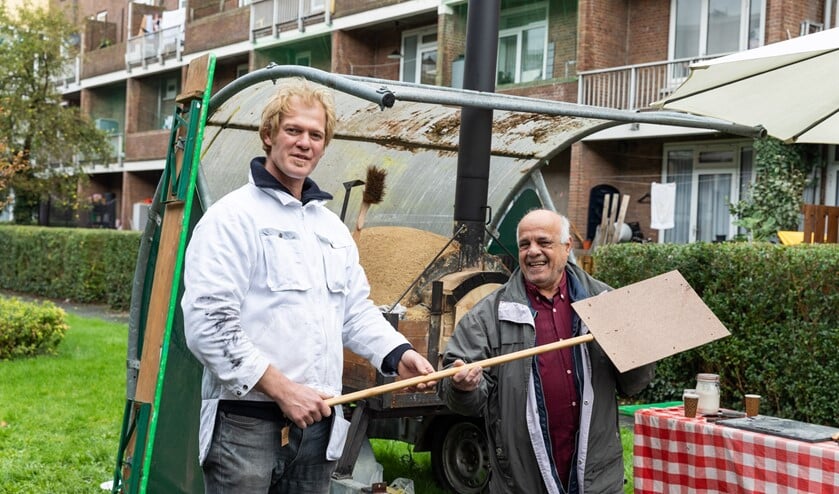 <p>Bij het Huis van de Toekomst staat de oven van Bakkerij De Eenvoud, die vers brood bakt met deeg van de buren. Foto: Florian Braakman</p>