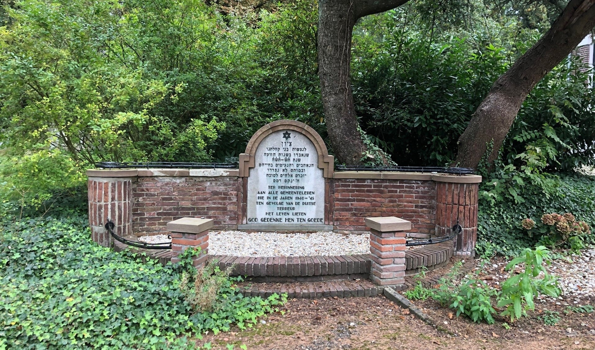 Op de Joodse begraafplaats aan het Toepad bevindt zich ook een vrij onbekend Holocaustmonument van S. van Thijn. Foto's: Peter Zoetmulder