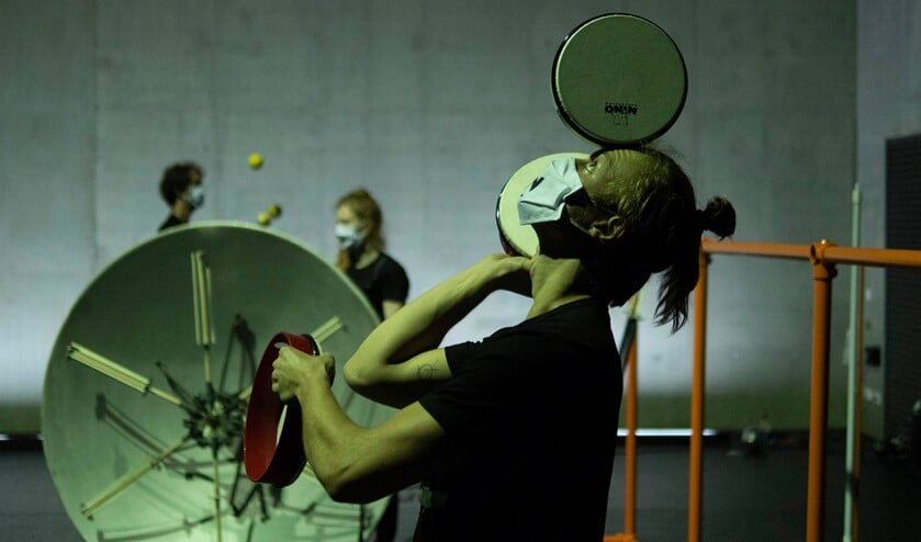 <p>Sounds Like Juggling, een jongleerconcert, op zondag 19 september in Rotterdam bij Maaspodium. Foto: Quinten Swagerman.</p>