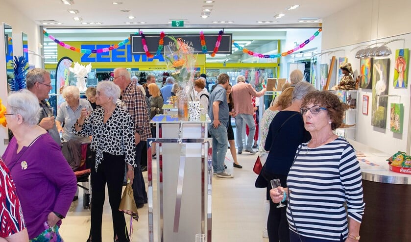 <p>Met een pop-up expositieruimte in het Ommoordse Winkelcentrum Binnenhof is er weer een extra expositie-mogelijkheid toegevoegd aan de activiteiten van de Kunstkring. Foto: Henk de Jong</p>