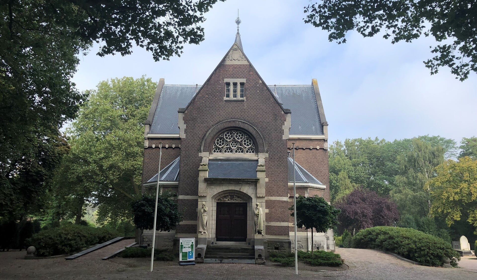 De kapel bij de hoofdingang van de begraafplaats aan de Kerkhoflaan in Crooswijk. Foto’s: Peter Zoetmulder