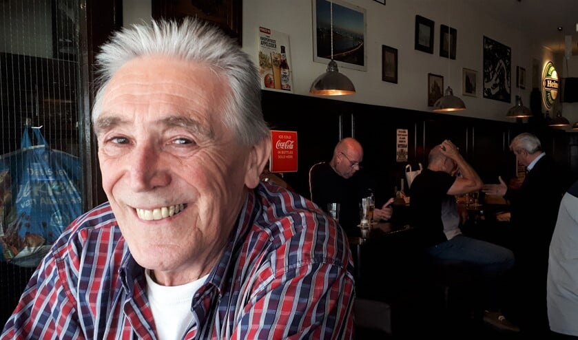 <p>John van der Pol in zijn stamkroeg, waar hij samen met Trudy en vrienden vele leuke momenten heeft beleefd. Foto: Joop van der Hor</p>