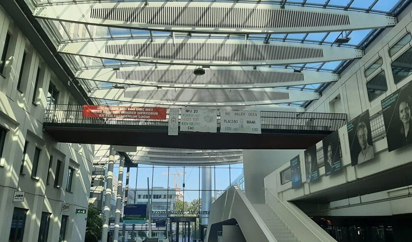 In het ziekenhuis laten werknemers met spandoeken luid en duidelijk weten dat ze 'meer respect, minder werkdruk en een beter salaris' wensen.