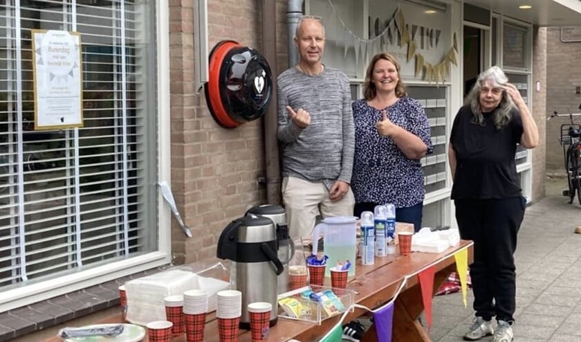 <p>De ingebruikname van de AED vond plaats tijdens burendag. Foto: pr</p>
