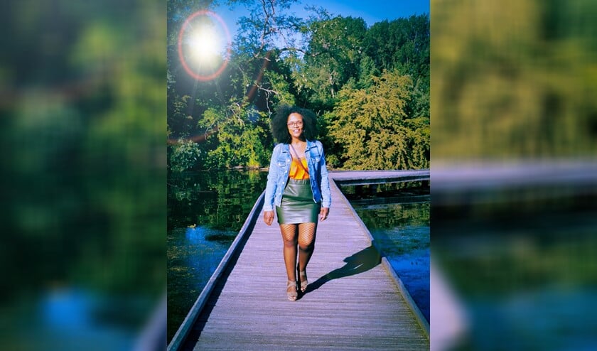 <p>De Rotterdamse Lena Évora met Kaapverdiaanse roots tijdens de voorbereidingen van de clip 'Liefde is' bij onder andere het Kralingse Bos. Foto: Fulvio Barros </p>