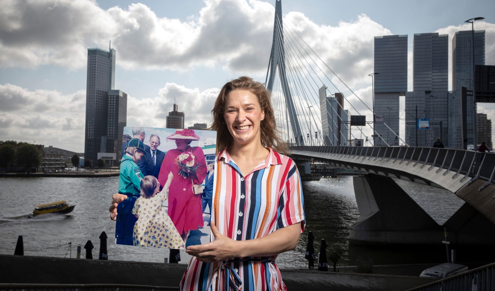 Sarie Schneider gaf 25 jaar geleden bij de opening van de Erasmusbrug een bos bloemen aan koningin Beatrix.. Foto: Gemeente Rotterdam/Eric Fecken