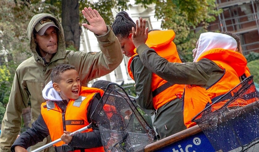 <p>Leerlingen groepen 7 en 8 helpen mee aan een plasticvrije omgeving. Foto:Titus Tiggeler </p>