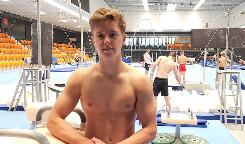 <p>Martijn de Veer traint vrijwel dagelijks met het kernteam van de KNGU in de nieuwe turnhal in Rotterdam. (Foto: Emile Hilgers)</p>