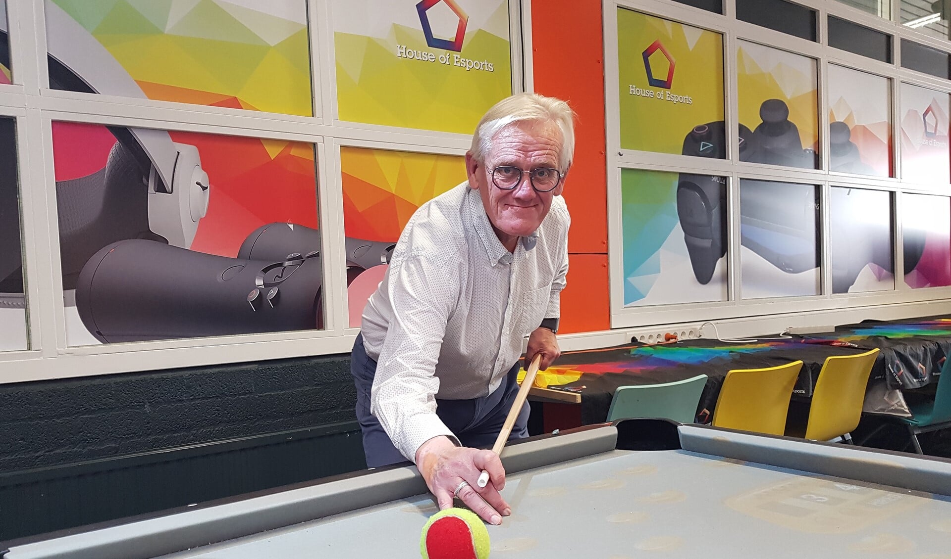Wim Noordzij is met House of Esports sportaanbieder op de Senior Games, met onder meer een iPool biljarttafel. Foto: Emile Hilgers