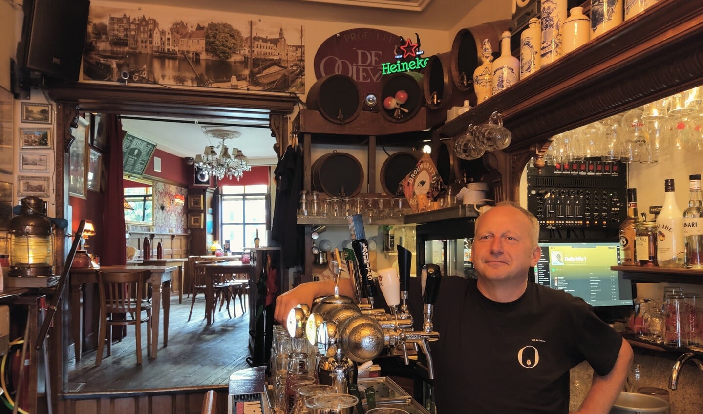 Peter Bender in café de Ooievaar: 'Iedereen moet zich hier welkom voelen.' Foto: Martijn Roodenberg