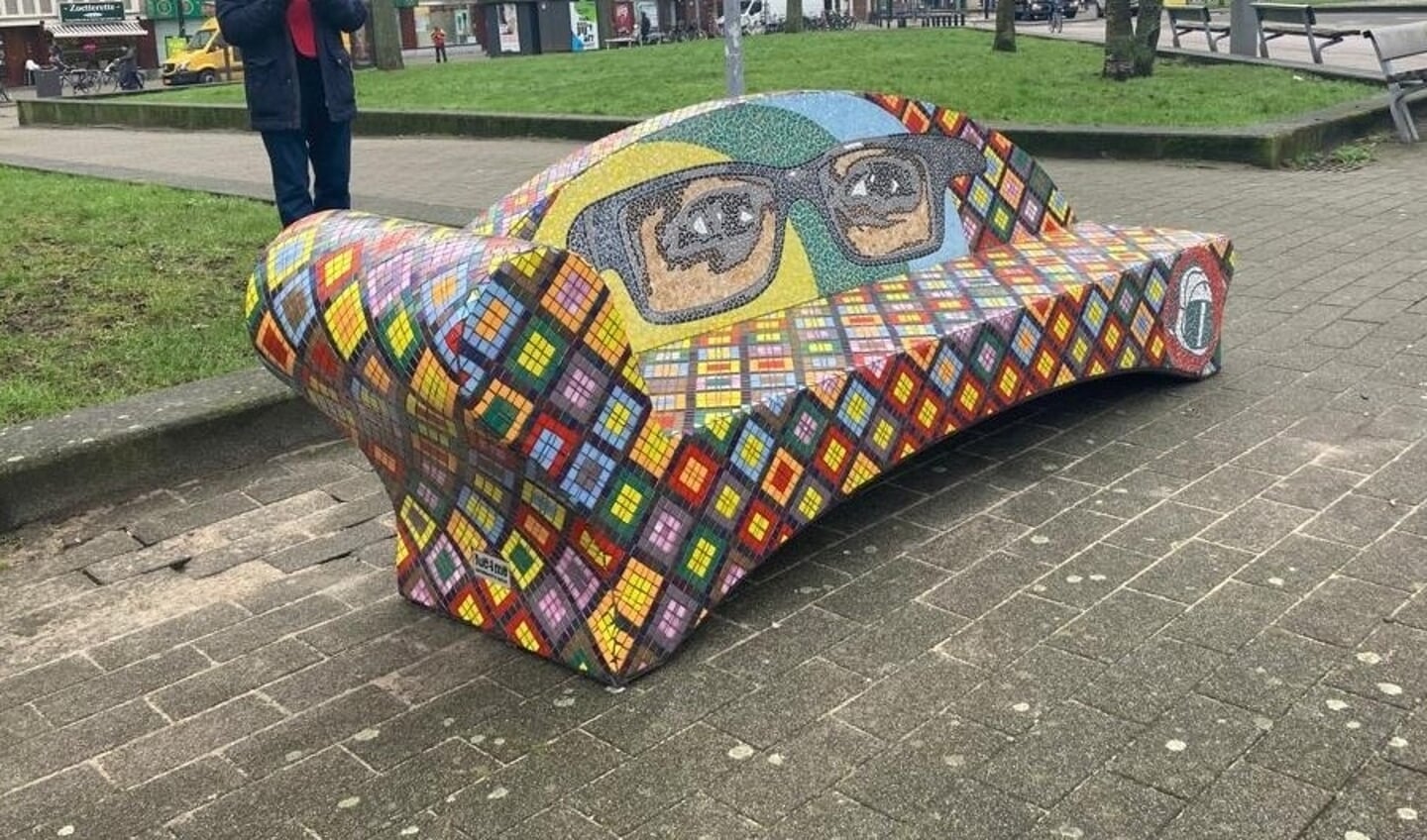 Kunstwerk ter nagedachtenis aan Fatima Talbi op het Mathenesserplein.