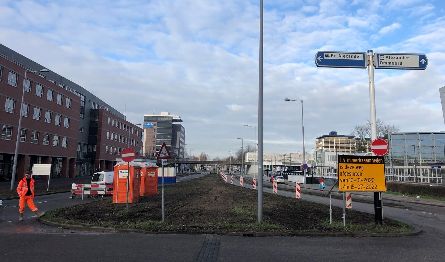 Half jaar onderhoud aan deel van de Prins Alexanderlaan tussen de Hoofdweg en de President Rooseveltweg. De Prins Alexanderlaan is dan in één richting afgesloten voor doorgaand verkeer. Foto's: Peter Zoetmulder
