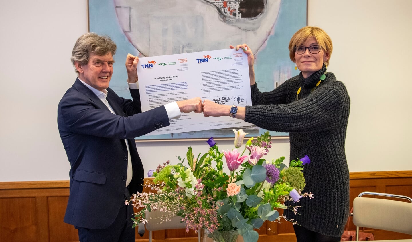 Links wethouder Arjan van Gils met de verklaring van Dordrecht. Foto: Jan van der Ploeg