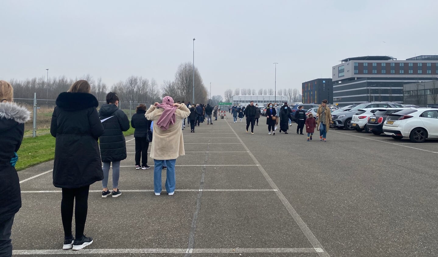 Wederom extreem lange rijen wachtenden bij de XL coronatest locatie bij de luchthaven van Rotterdam. Foto: VRPress