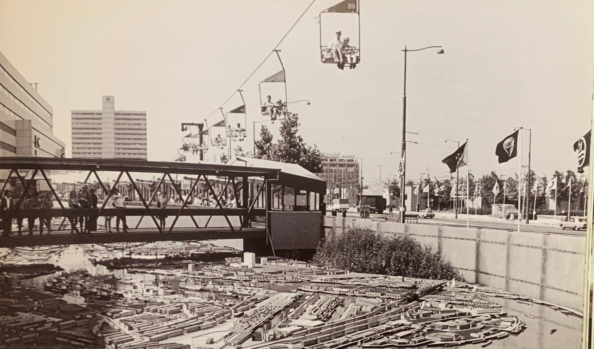 De kabelbaan die tijdens C70 boven een deel van de binnenstad liep. Op de voorgrond de grote maquette van de haven. Foto: Stadsarchief Rotterdam