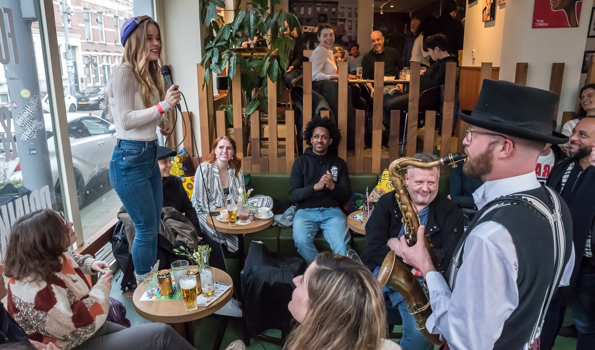 Meer dan vijftigRotterdamse woordkunstenaars en muzikanten trekken van bruine kroeg naar hippe bar en geven telkens een kort maar prachtig optreden. Foto: Johannes Odé 