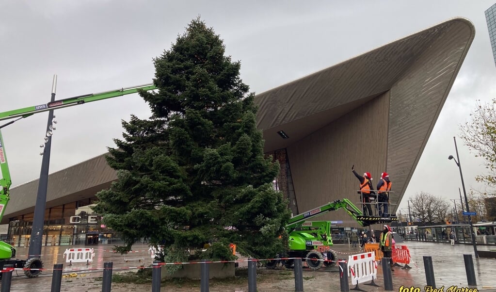 De ene kerstboom staat en brandt, de andere kerstboom staat en brandt