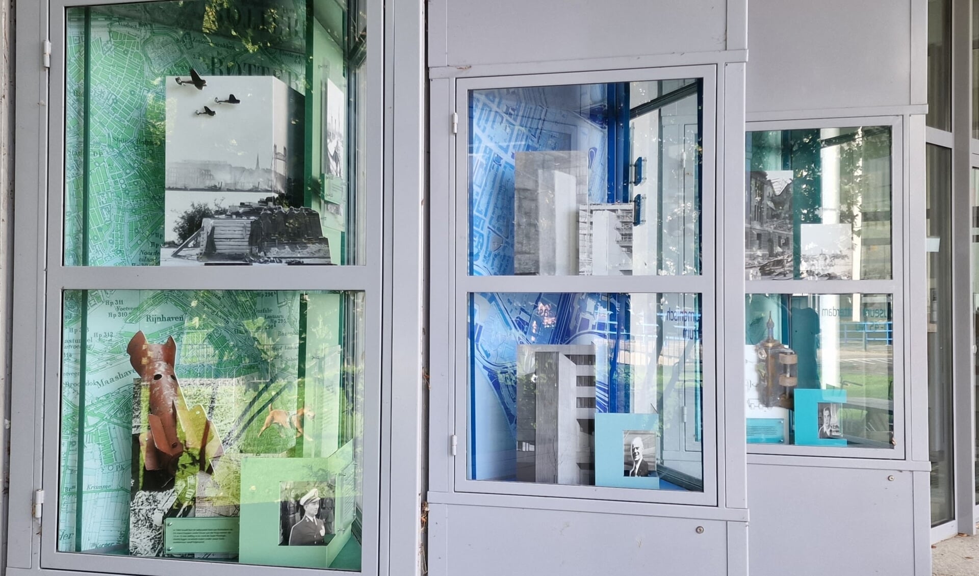 De drie geschakelde vitrines zijn ingericht met inhoudelijk steun van Museum Rotterdam. Foto: pr
