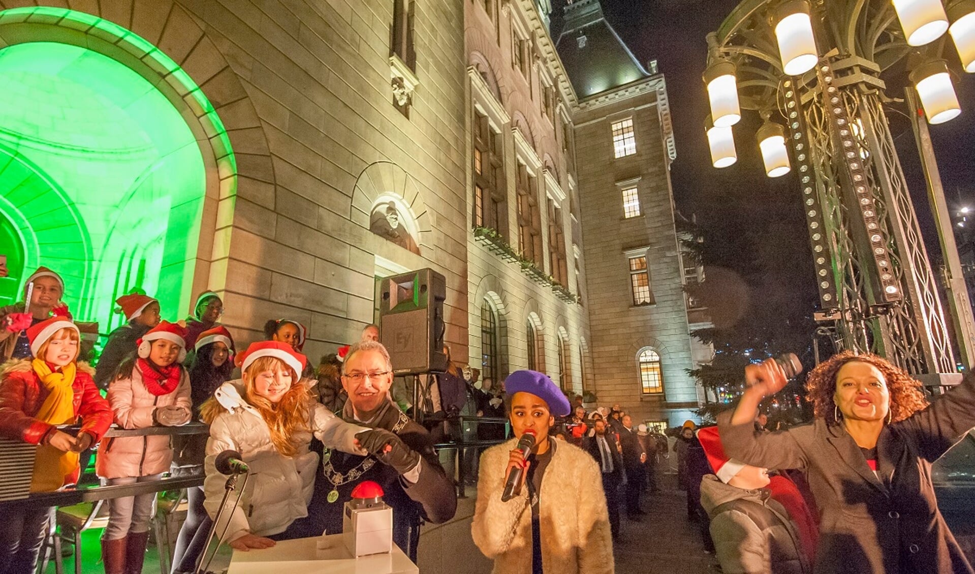 Voor het eerst sinds de coronapandemie is het woensdag weer feest als de lichtjes van de kerstboom bij het stadhuis aangestoken worden. Foto: Peter Schmidt/Gemeente Rotterdam