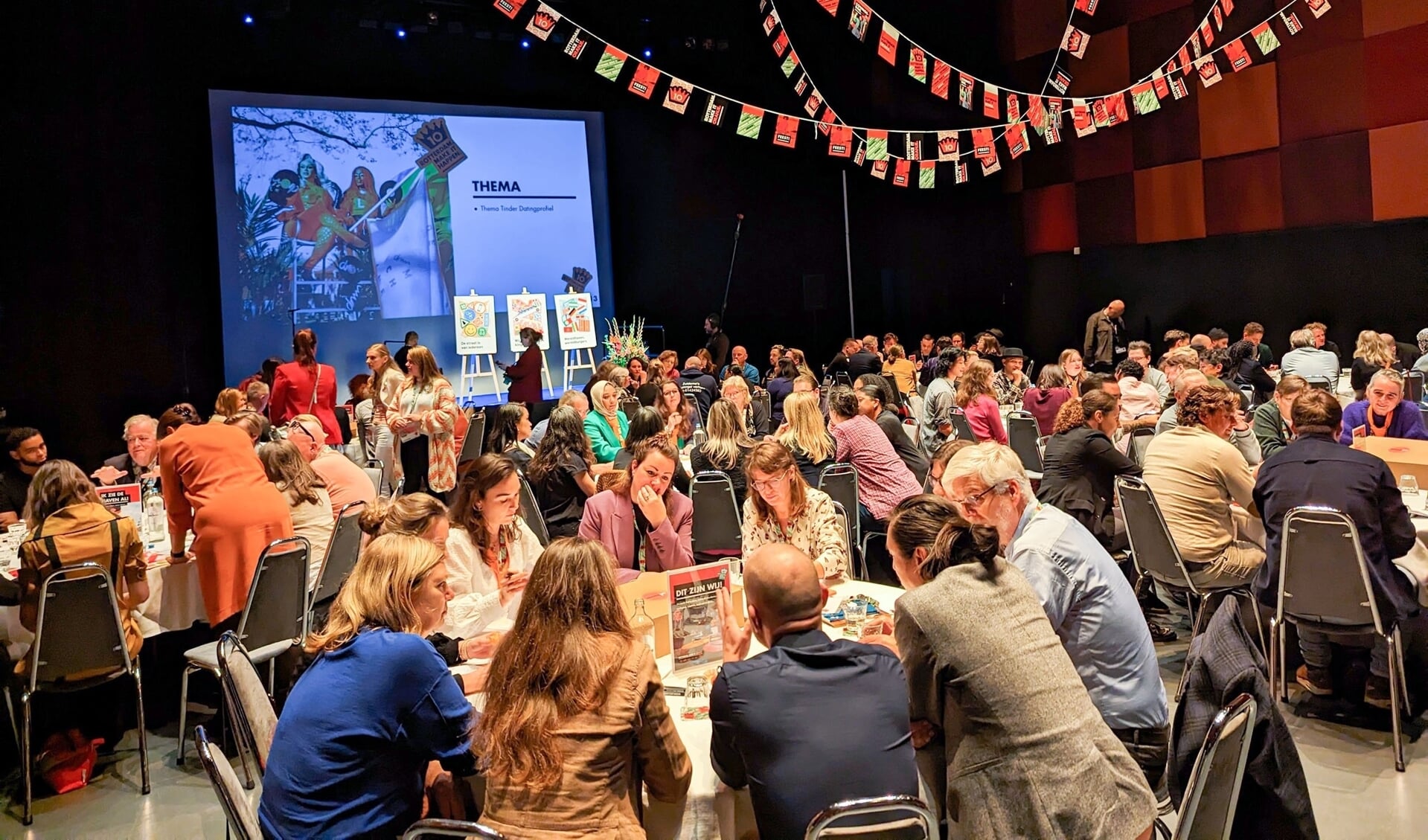 Tijdens een bijeenkomst op 10 november in LantarenVenster bespraken 100 Rotterdammers aan 10 tafels het programma van Koningsdag in Rotterdam. Foto: Parisa Akbarzadehpoladi