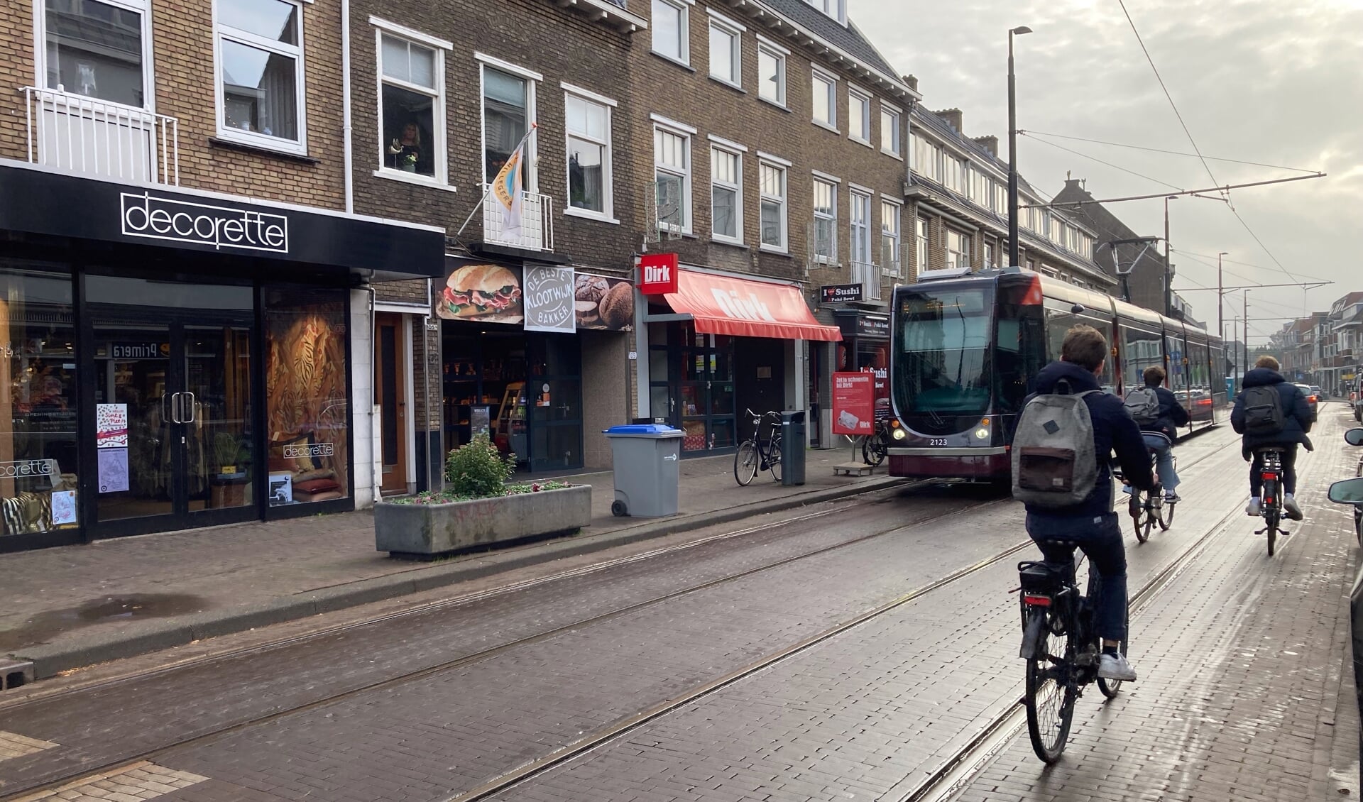 Tramlijn 4 rijdt nu nog door de Bergse Dorpsstraat. Foto Fred Marree