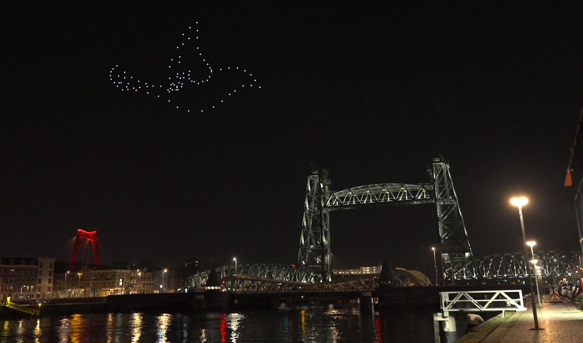 De drone show werd de afgelopen dagen in het geheim middenin de nacht opgenomen, bij de iconische brug De Hef in Rotterdam. Foto's: pr
