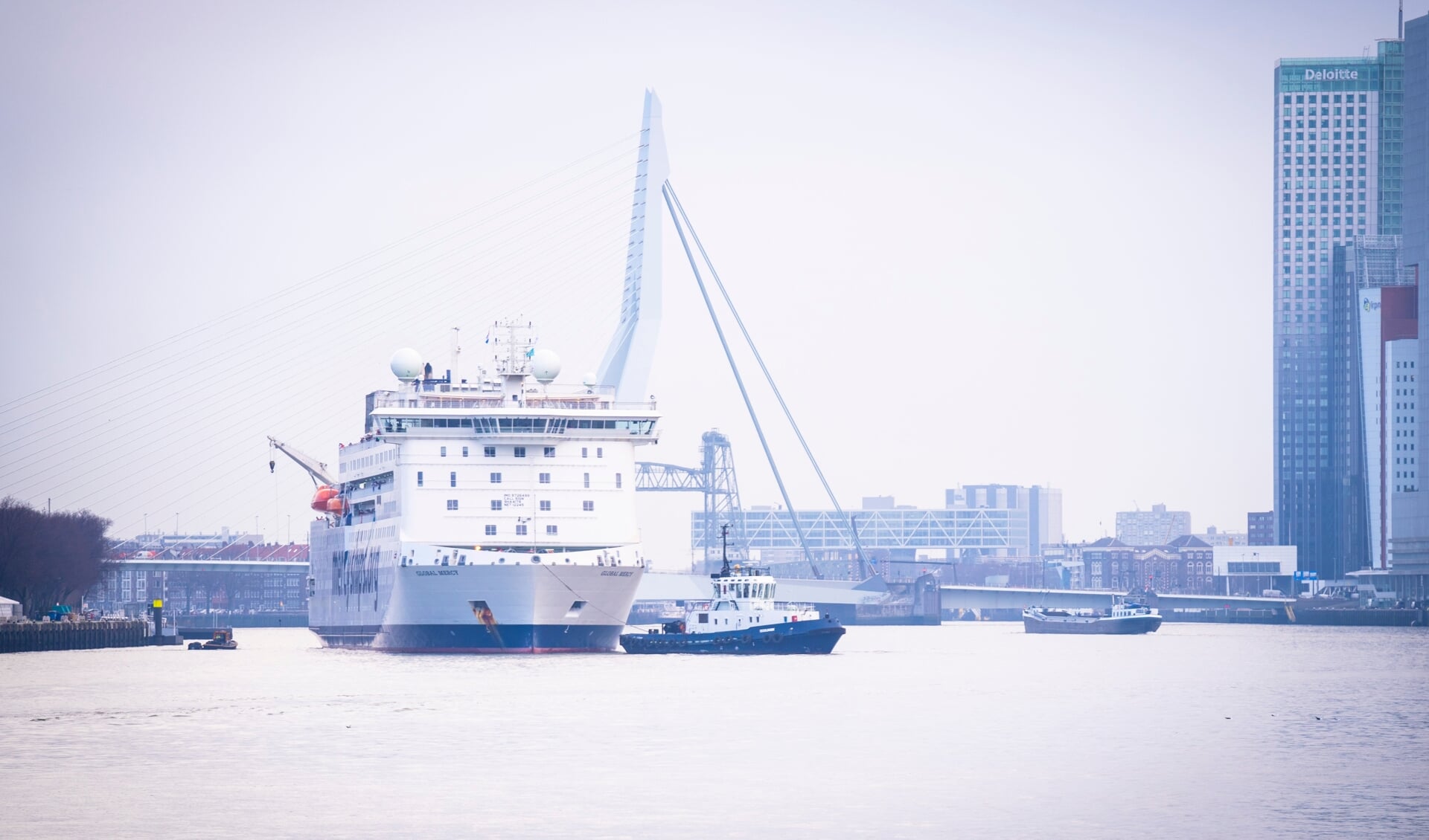 Het vertrek uit Rotterdam vandaag van de Global Mercy, het grootste ziekenhuisschip ter wereld. Foto's: Mercy Ships Holland
