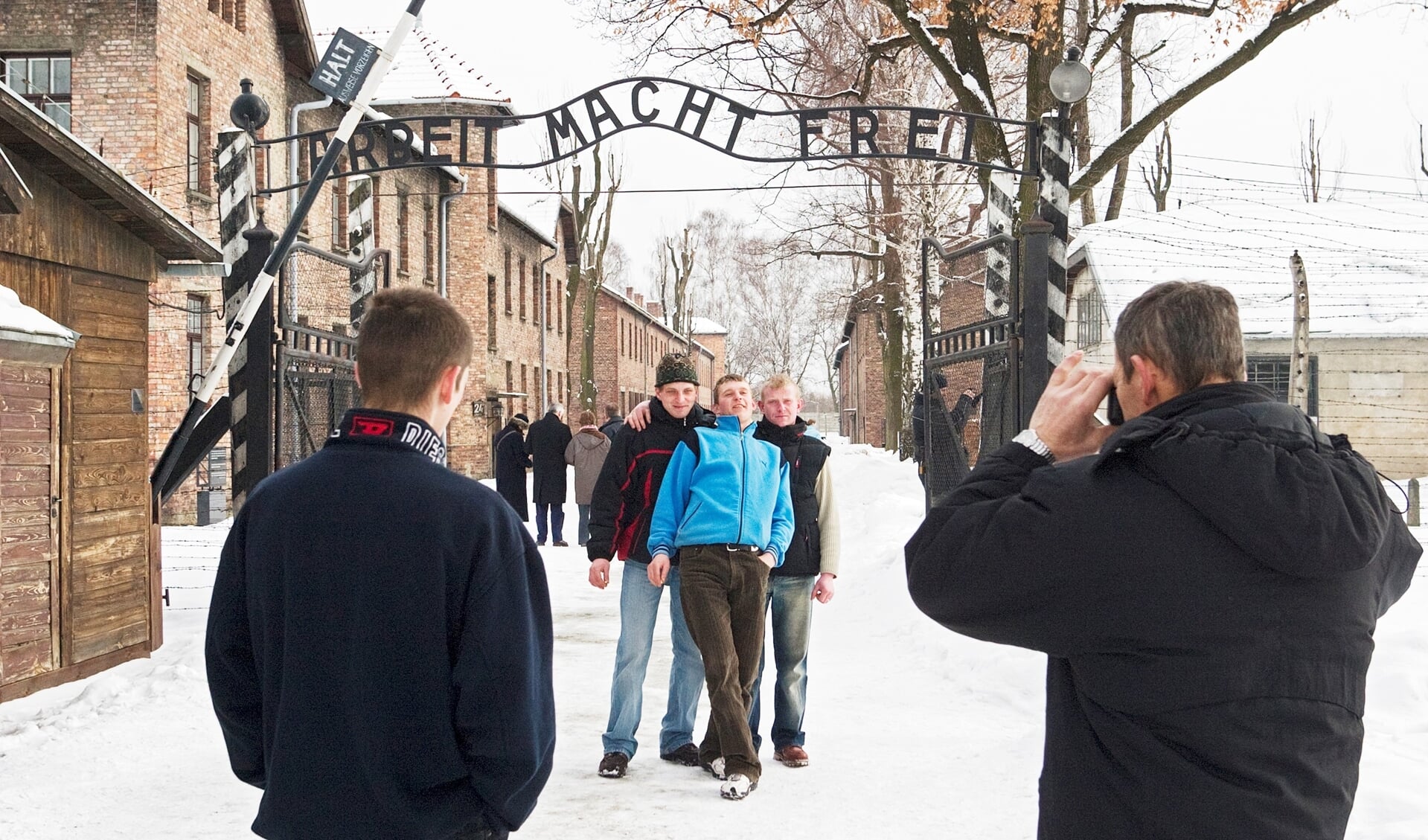 Tegenwoordig is Auschwitz ook bij influencers populair en poseren zij op hun schoonst bij de kampingang met de spreuk: ‘Arbeit Macht Frei’