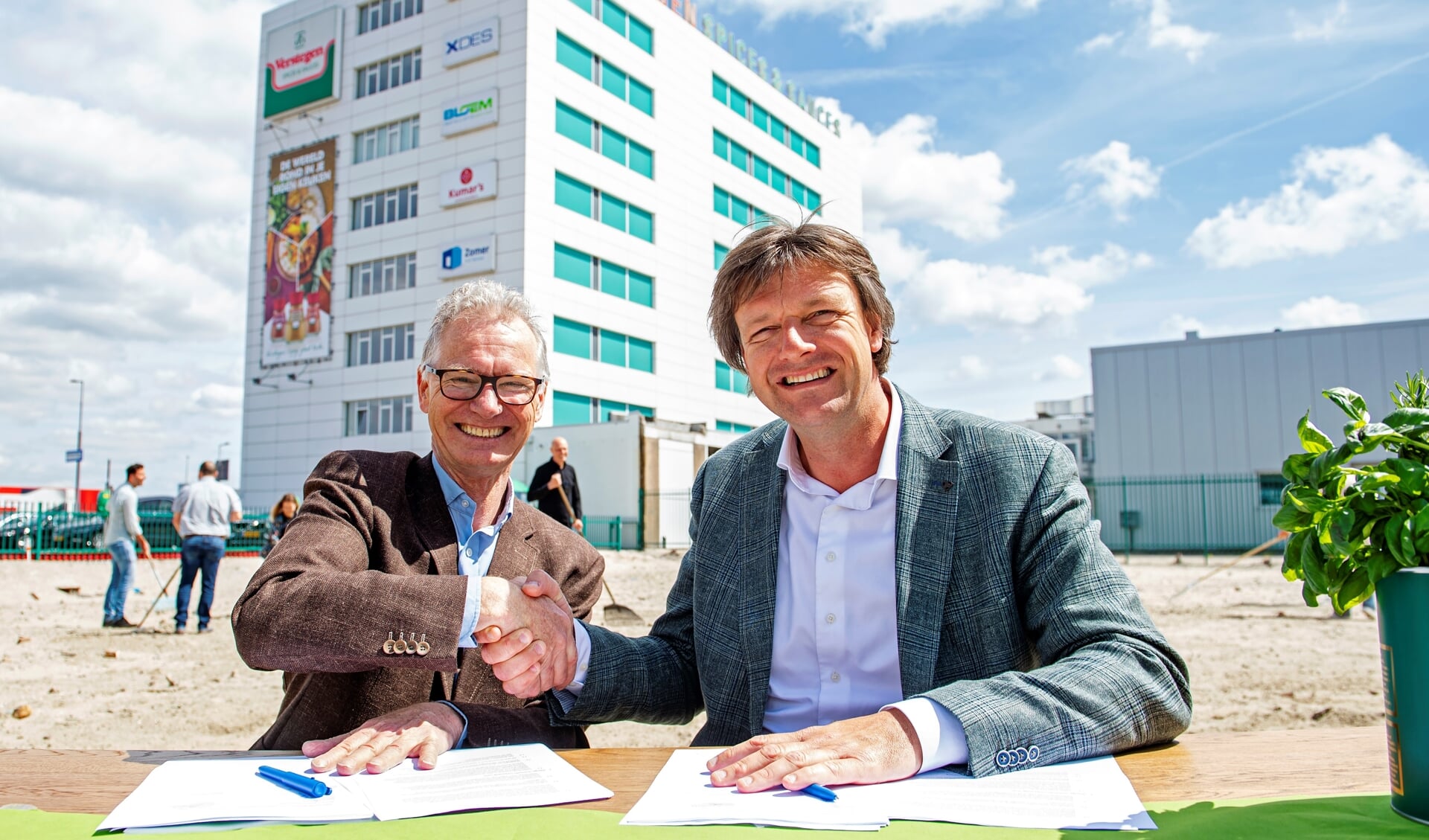 Teo Wams van Natuurmonumenten en Michel Driessen van Verstegen, tekenen een samenwerkingsovereenkomst. Foto: Verstegen.