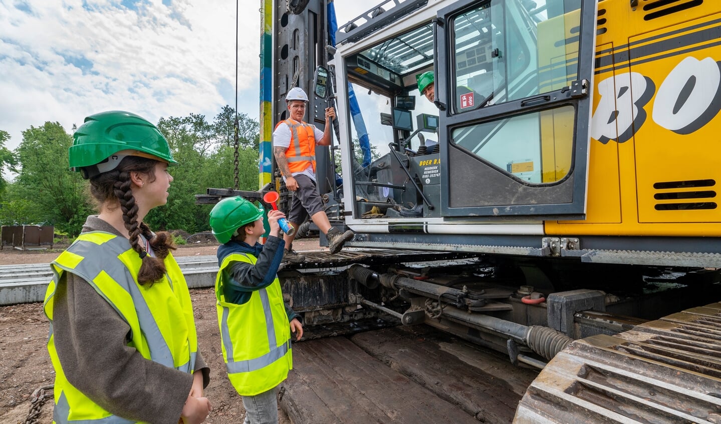 Leerlingen van beide scholen hebben op 16 mei de heimachine aan het werk gezet en zo de eerste paal geslagen. Foto: Jan van der Meijde